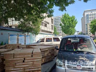 鄭州房地產(chǎn)開(kāi)發(fā)亂象 人行道變身停車(chē)場(chǎng)料場(chǎng)，路口人車(chē)混行擁堵頻發(fā)